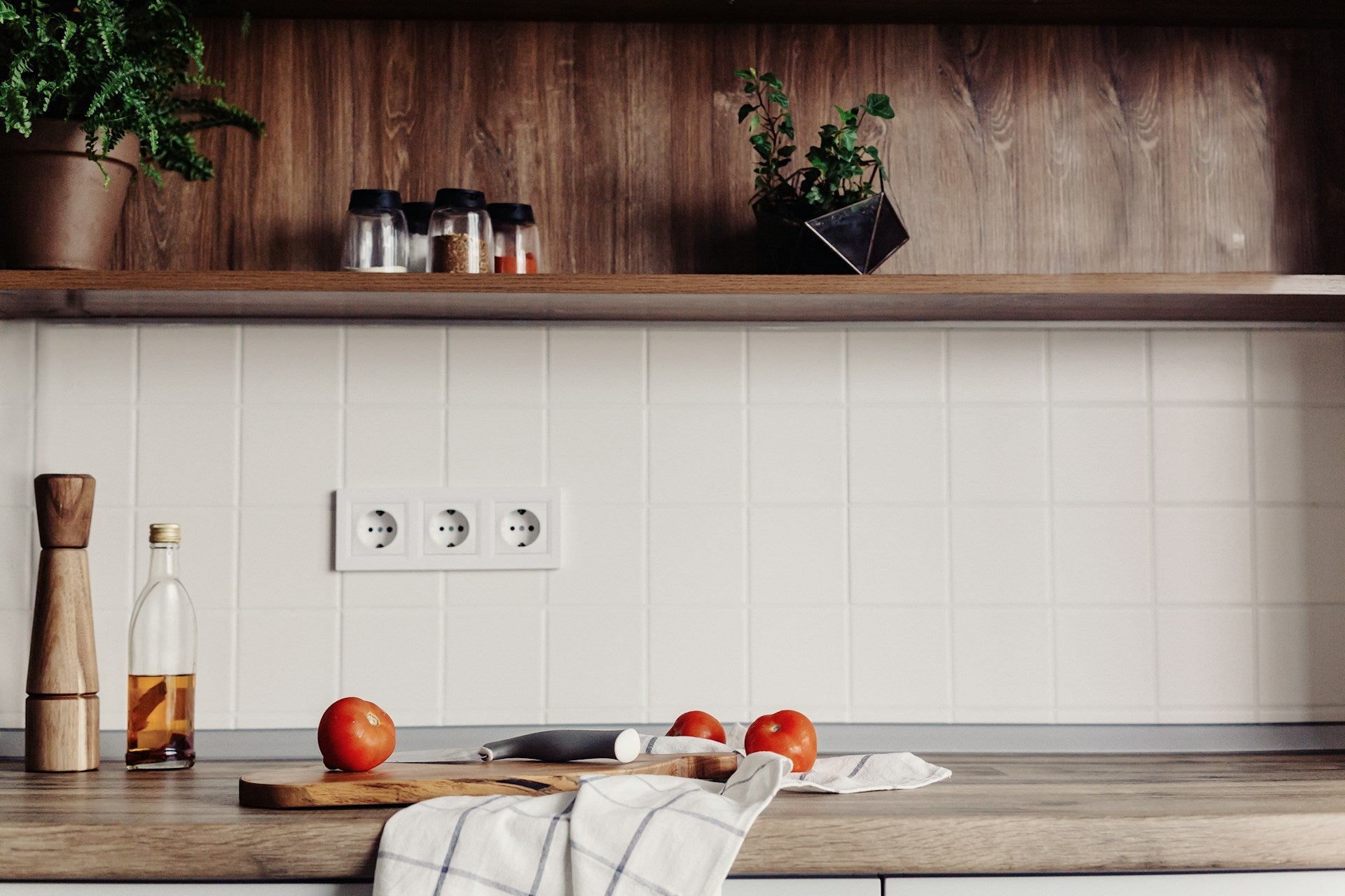Custom Depth Wall Shelf Decisions for Seamless Kitchen Sightlines